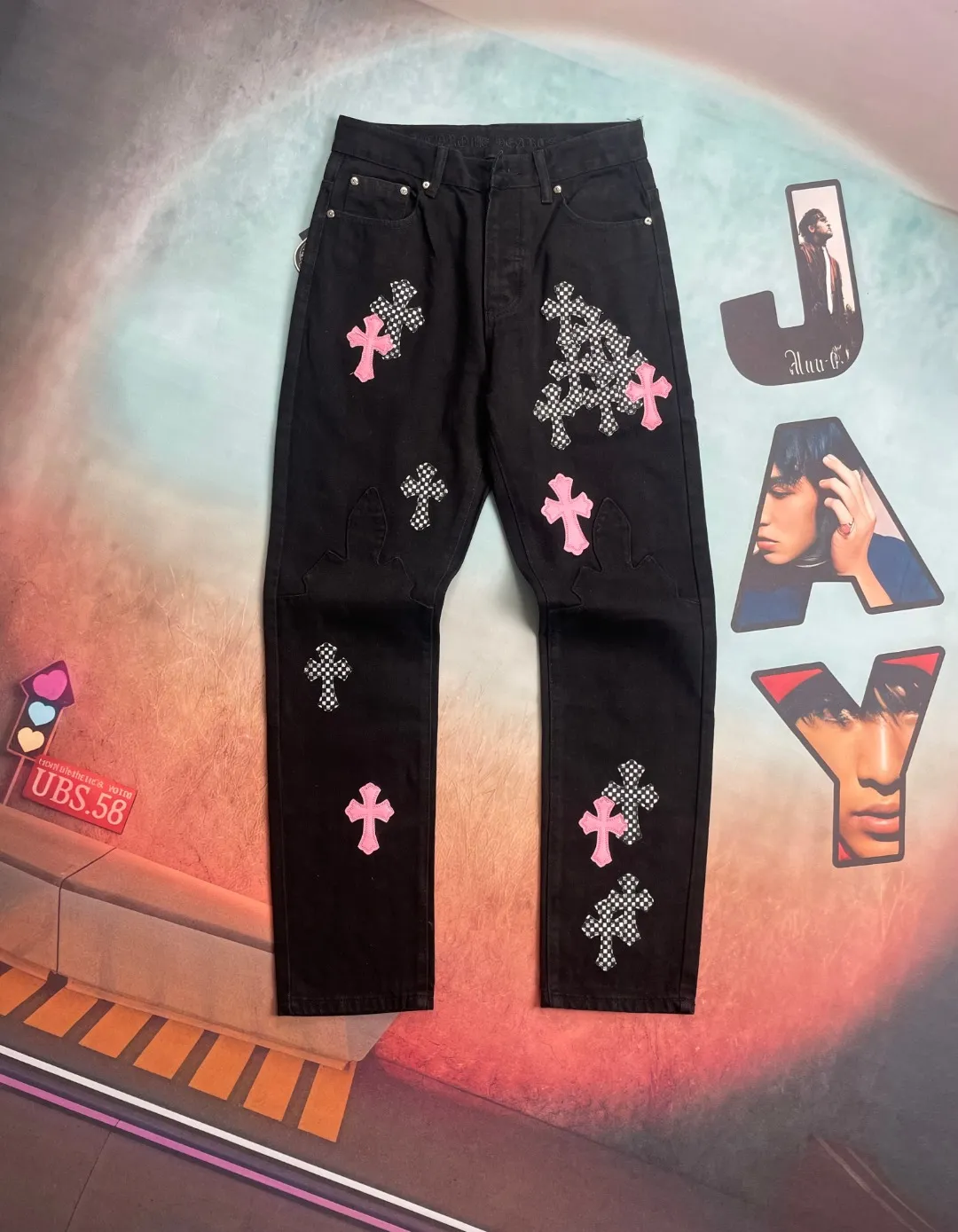 🅿️290 🔘Model No.-KL118 🔘Cro Xin𝐂𝐡𝐫𝐨𝐦𝐞 𝐇𝐞𝐚𝐫𝐭 CH Limited Flame Pink Cross Patchwork Straight Leather Jeans* In Cro Xin’s fashion map, these shorts are one of a kind. It is made of beaded canvas fabric and has been washed with heavy industry. The upper body is full of texture and the trousers are crisp and neat. The overall design adopts three-dimensional cutting technology and is extremely exquisite. Its hardware is customized according to ZP genuine products, with a customized small leather label, and the design is unique. The beaded canvas fabric is thick, not only soft after washing, but also very breathable. The details of the shorts are extremely well handled, simple and elegant, and the workmanship is exquisite. Every trace is neat and detailed, demonstrating excellent quality. The style of these shorts is super cool and breaks gender barriers. It can be easily worn by both men and women. It perfectly interprets the genderless fashion trend and easily enhances the wearer's fashion aura.  Size: S M L XL XXL (28.30.32.34.36) Color: Black